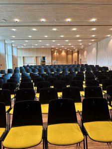 Großer Saal voll bestuhlt